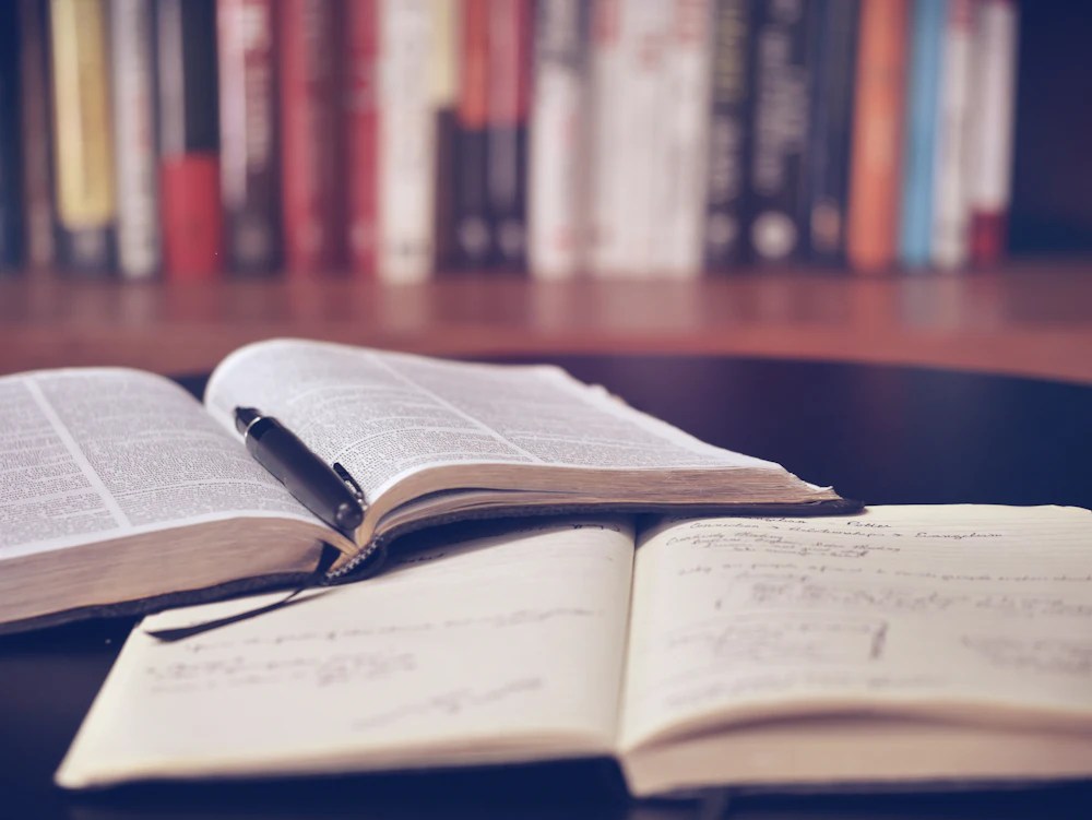 Libros abiertos con apuntes de estudio